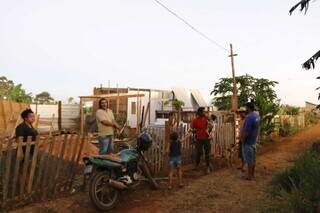 Após despejo, moradores lamentam perda de materiais de construção (Foto: Paulo Francis)