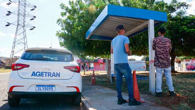 Ponto de &ocirc;nibus coberto &eacute; instalado ap&oacute;s reportagem mostrar perrengue