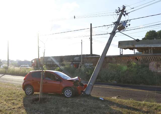 Avenida &eacute; bloqueada ap&oacute;s carro bater e derrubar poste 