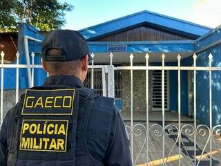 Policial do Gaeco em frente à Federação de Futebol de MS, em Campo Grande. (Foto: Marcos Maluf)