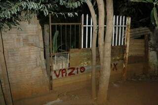 Casa é marcada como &#34;vazia&#34; em área invadida no Portal Caiobá (Foto: Paulo Francis)