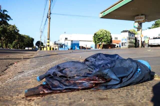 Ciclista &eacute; esfaqueado, corre de traficante e pede ajuda ensanguentado em posto