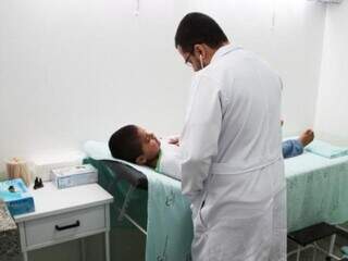 Médico atende criança em consultório da rede pública (Foto: Divulgação)
