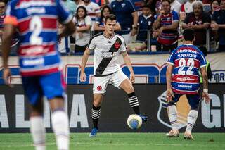 Piton, lateral do Vasco, domina a bola e observa a marcação de Pikachu (Foto: Leandro Amorim/Vasco)