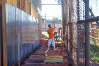 Interno construindo muro na área de convivência do presídio estadual (Foto: Paulo Francis)