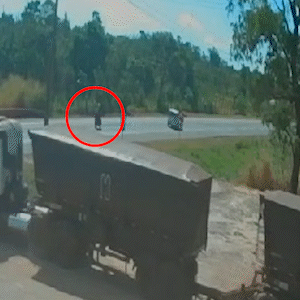 Moto explode e homem morre carbonizado ao bater em caminhão na Capital