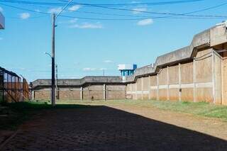 Uma das área de convivência do presídio ainda sem o muro (Foto: Paulo Francis)