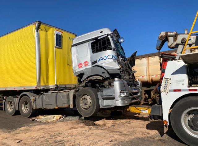 Acidente envolvendo quatro caminh&otilde;es deixa tr&acirc;nsito parado na BR-163 