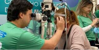 Médico examina olhos de paciente, durante ação A ação &#34;24h pelo Glaucoma” (Foto: Divulgação)
