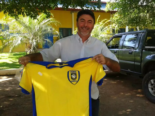 O ex-dirigente do Cene, Paulo Telles, com a camiseta do Furacão Amarelo. (Foto: Arquivo/Campo Grande News)