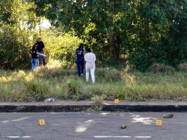 Mulher foi morta pouco tempo antes de ser encontrada em matagal