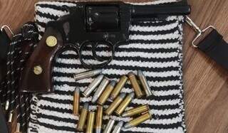 Arma e munições foram encontradas na casa da amiga da assassina (Foto: Divulgação/PCMS)