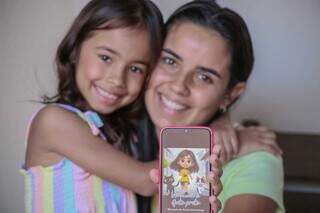 Manuela e a mãe, Quemili, mostram orgulhosas versão ainda não finalizada da capa do livro (Foto: Marcos Maluf)