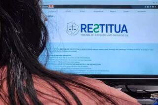 Mulher realiza consulta no site do Restitua (Foto: Geniffer Valeriano)