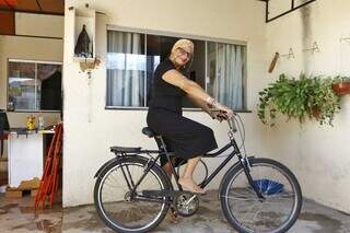 Evelize continua mantendo o amor pela bicicleta. (Foto: Paulo Francis)