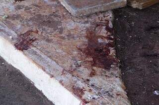 Sangue da vítima no local onde foi encontrada ensanguentada (Foto: Arquivo Campo Grande News)
