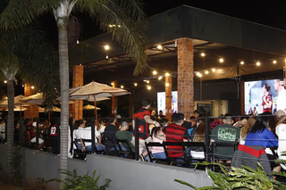 Consumidores assistindo a jogo em bar de Campo Grande. (Foto: Alex Machado)