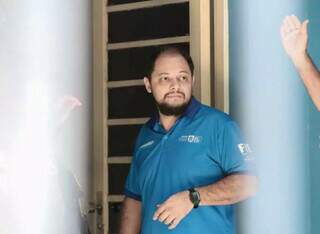 Rudson Bogarim Barbosa, outro investigado e preso pela operação, durante buscas na FFMS (Foto: Marcos Maluf)