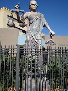 Deusa da Justiça, Themis, em sua primeira versão entregue por Cleir. (Foto: Divulgação/Cleir)