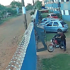 Vídeo mostra homem furtando moto em estacionamento de condomínio na Capital