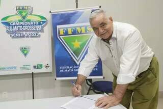 Presidente da FFMS durante assinatura de termo na federação (Foto: Divulgação/FFMS)