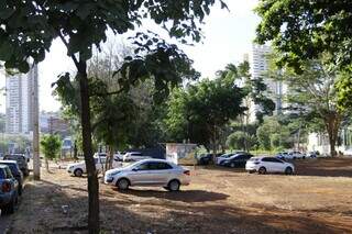 Veículos estacionados em terreno da prefeitura (Foto: Paulo Francis)