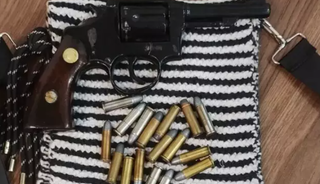 Arma e munições que foram apreendidas pela polícia (Foto: reprodução) 