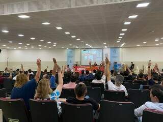Docentes da UFMS participam de assembleia na tarde desta quinta-feira (23), em Campo Grande. (Foto: Clara Farias)