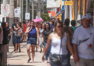 Consumidores andando no Centro de Campo Grande (Foto: Marcos Maluf\Arquivo)