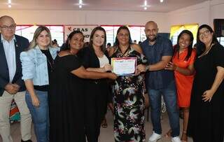 Prefeita Adriane Lopes e diretor da Funsat, João Henrique, entregam certificado para formanda (Foto: Osmar Veiga)