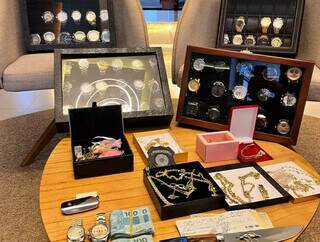 Polícia Federal apreendeu coleção com cerca de 50 relógios, além de joias. (Foto: Divulgação/PF)