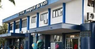 Fachada do Hospital da Vida em Dourados, onde vítima estava internada. (Foto: Helio Fazan / Dourados News)