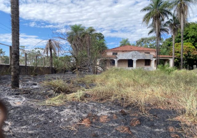 Inc&ecirc;ndio atinge &aacute;rea abandonada e moradores reclamam da fuma&ccedil;a 