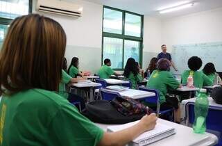 Professor dando aula para alunos de Escola Estadual de Mato Grosso do Sul (Foto: Álvaro Rezende)