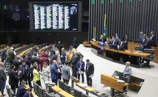Sessão deliberativa da Câmara dos Deputados, ontem à noite (Foto: Zeca Ribeiro/Câmara dos Deputados)