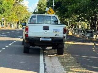 Caminhonete do município de Costa Rica, estacionada de maneira irregular em frente à Governadoria. (Foto: Direto das Ruas)