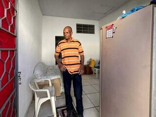Jacques mora em quitinete no Bairro Tijuca, em Campo Grande, e vive com pouco (Foto: Marcos Maluf)