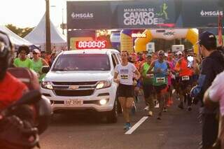 Largada da 2ª edição da Maratona de Campo Grande em 2023 na Afonso Pena (Foto: Henrique Kawaminami)