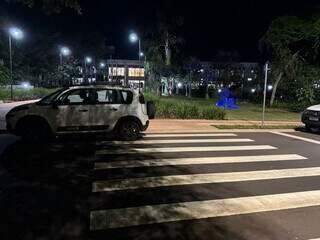 À noite, carro parado em faixa de pedestres no Parque dos Poderes. (Foto: Direto das Ruas)