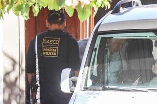 Francisco Cezário, principal dirigente do futebol de MS, entra em carro do Gaeco e é levado para a prisão (Foto: Henrique Kawaminami)