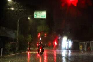 Motociclista e passageiro enfrentaram a chuva da madrugada (Foto: Henrique Kawaminami)