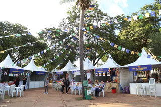 Barracas dos expositores do Arraial de Santo Antônio, na Praça do Rádio Clube, em 2022. (Foto: Alex Machado)
