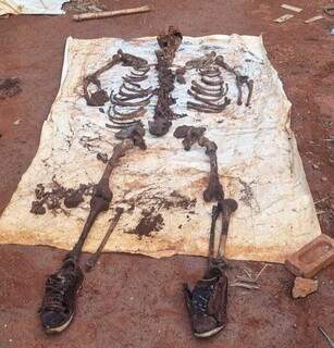 Ossada de Magno encontrada embaixo de pé de mandioca (Foto: Divulgação | PCMS)