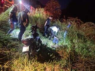 Valério foi encontrado morto em meio a vegetação, ao lado de sua motocicleta (Foto: Direto das Ruas)