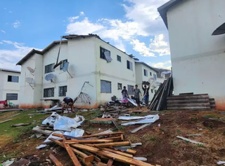 Residencial Buriti, em Corumbá, teve 17 blocos destelhados durante temporal do ano passado (Foto: Defesa Civil)