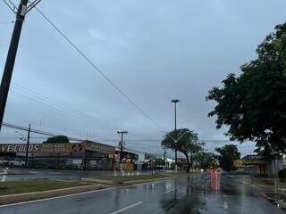 Pista molhada em avenida de Dourados nesta manhã (Foto: Helio de Freitas)