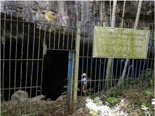 Entrada da gruta, atualmente, fechada para visitação (Foto/Arquivo)