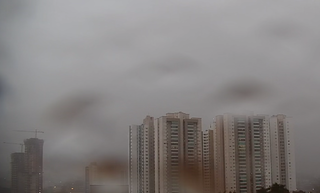 Topo de prédios praticamente some com a chuva desta manhã na Capital (Foto: Direto das Ruas)