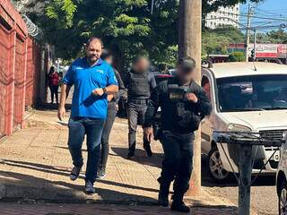 Rudson Bogarim Barbosa chegando à sede da Federação de Futebol com equipe do Gaeco que fez buscas no local (Foto: Marcos Maluf/Arquivo)