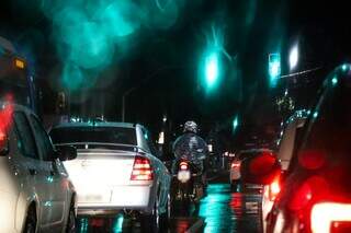 Dia parecia noite na Rua Rui Barbosa, por volta das 6h desta sexta (Foto: Henrique Kawaminami)